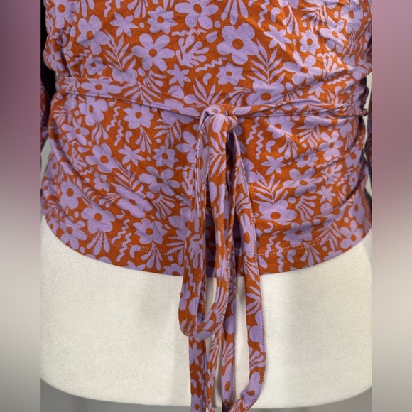 ASOS DESIGN Curve stretch wrap blouse with puff sleeves in retro floral print - Picture 4 of 9